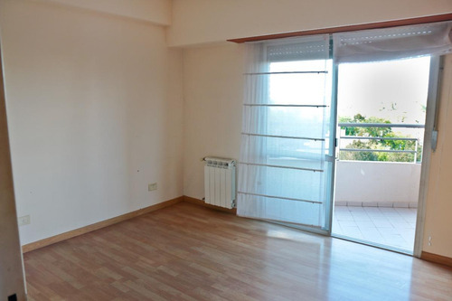 Departamento En Venta - 2 Dormitorios 2 Baños - Cochera - 82mts2 - Monte Grande, Echeverría