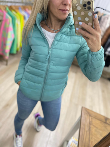 Imagen 8 de 9 de Campera Ultralivina Corta Simil Pluma Mujer The Big Shop