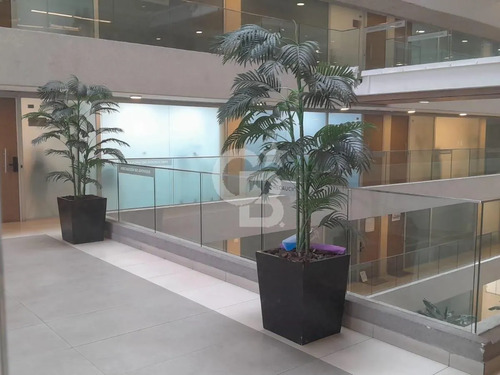 Oficina En Las Condes , Con Estacionamiento Y Bodega