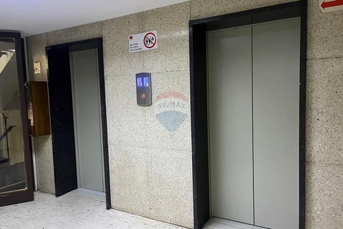 Oficina  Amplia Y Funcional En Santiago Centro.