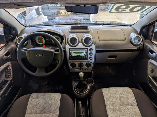 Imagem 16 de 18 de Ford Fiesta Sedan 1.6 Mpi 8v 2010