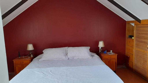 Hermosa Casa De Un Piso Con Mansarda, En Barrio Consolidado