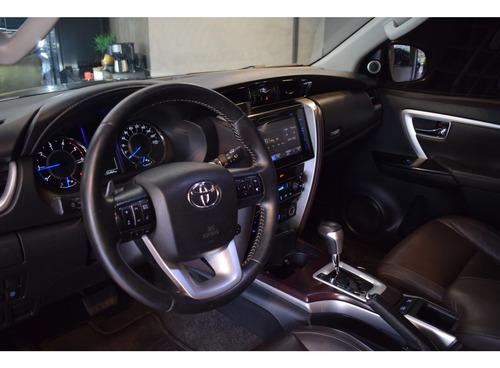 Toyota Hilux SW4 2.8 SRX 4X4 7 LUGARES 16V TURBO INTERCOOLER DIESEL 4P AUTOMÁTICO