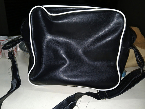 Morral Para Hombre Deportivo Impermeable 26 Cm X 24 Cm Negro (Usado)