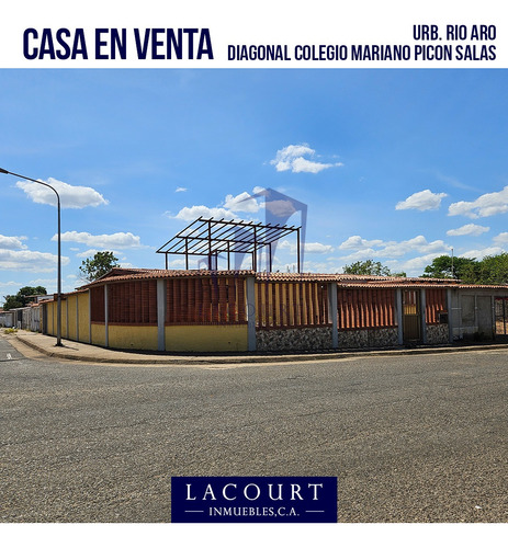 En Venta. Casa De Esquina Con Gran Potencial Para Remodelar Ubicada En La Urb. Rio Aro - Diag. Al Coleg. Mariano Picón Salas #vl 