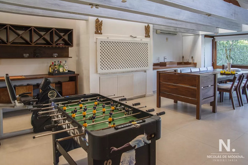 Casa A La Venta En Playa Mansa Punta Del Este, Gran Tamaño Ubicada En Zona Privilegiada.