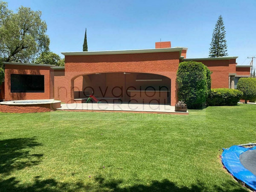 Jurica, Casa De Un Nivel En Venta Con Terraza, Jacuzzi Y Más