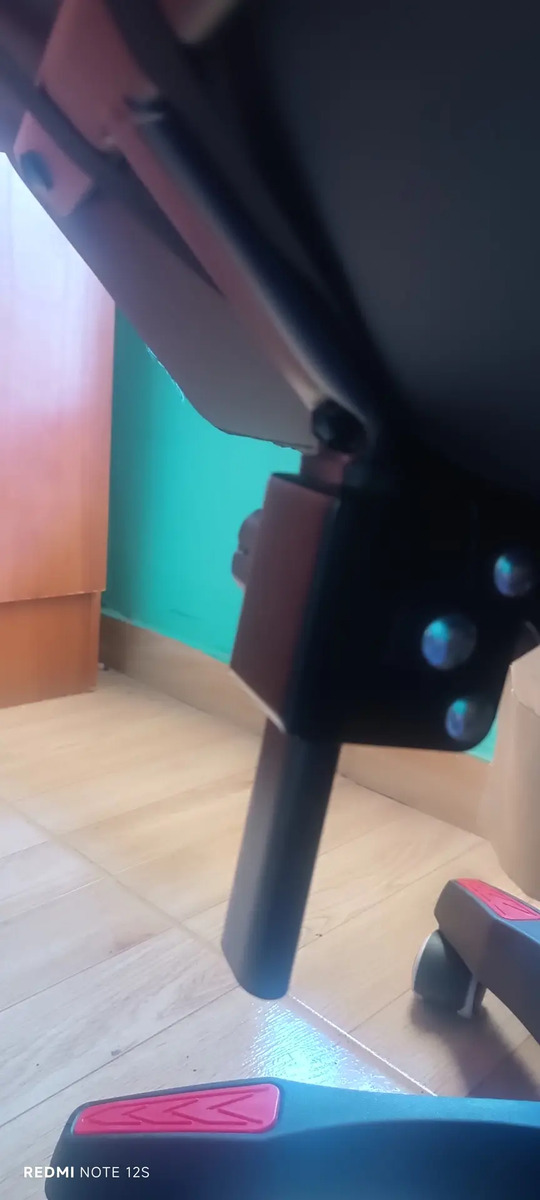 Foto real de Silla Gamer De Escritorio Marca Ragnar® Odín Xz-1000 Roja