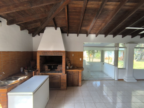Casa Quinta Con 12 Departamentos En El Barrio Santa María: 19 Habitaciones Y 18 Baños