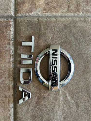 Insignia Logo Tapa Baúl Nissan Tiida Original Completa