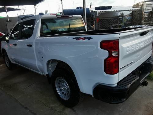 Imagen 4 de 11 de Chevrolet Silverado 2020 5.4 2500 Doble Cabina Ls 4x4 At