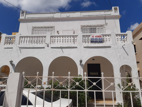 Hermosa Casa Con Un Patio Español Impresionante Ubicada En Gazcue ¡ideal Para Negocio O Vivienda!