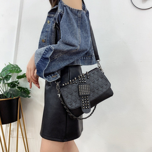 Descuento. Aplicable A: Bolso Mujer Remachado Negro