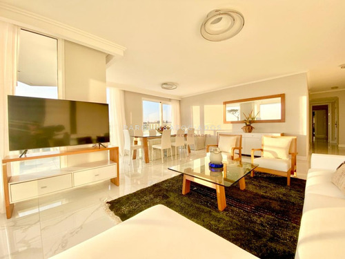 Apartamento De 4 Dormitorios En Venta En Edificio Paramount, Punta Del Este.