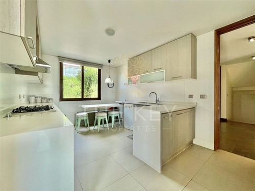 Casa En Venta De 4 Dormitorios En La Reina