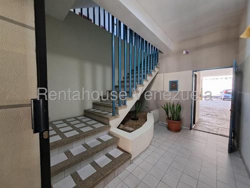 Bella Oficina En Venta Amoblada Zona Centro Calle Rivas Maracay 25-17456 Hc