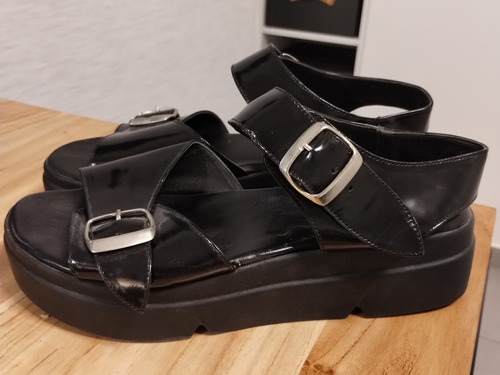 Sandalias Con Plataforma Negras Simil Charol Apie 41