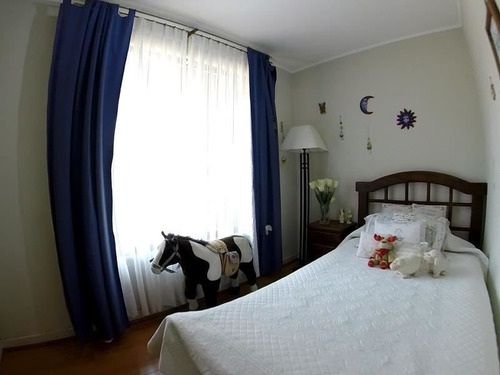 Casa En Venta De 5 Dorm. En Peñalolén