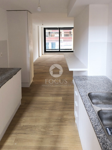 Venta Apartamento 2 Dormitorios, Cocina Definida Y Terraza Al Frente En Centro