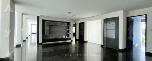 Casa En Venta, 5 Recamaras, Frente Laguna, Jacuzzi, Piscina, Isla Dorada Cancun.