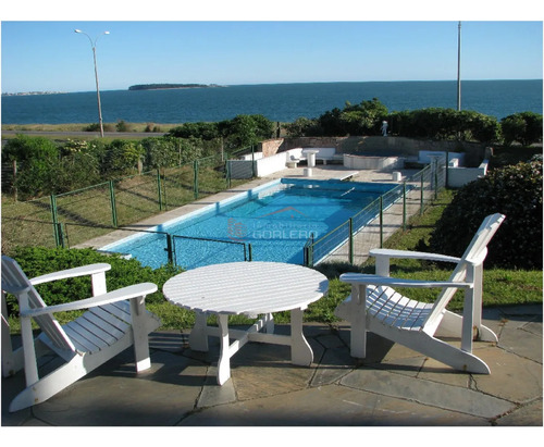 Espectacular Casa Frente A Playa Mansa, Con 4000 M Jardín, En Venta Y Alquiler Con Muy Linda Vista