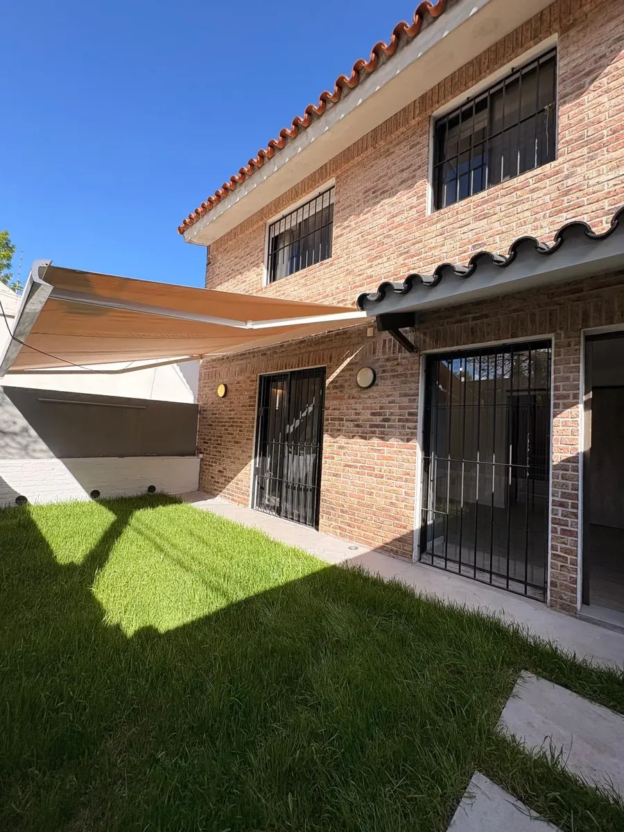Alquiler Casa Pocitos Nuevo 3 Dormitorios 2 Baños Y Garaje Patio Con  Parrillero · Foto 2