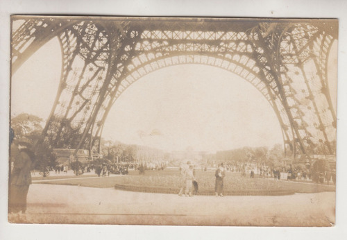 1924 Fotografia Real Al Pie De La Torre Eiffel Paris Francia