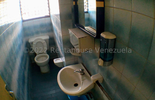 Boleíta Norte !! Fabuloso Local Comercial, 348 M2, Amplias Oficinas, 4 Baños, Espectacularmente Mantenido, Fachada De Ladrillos, 7 Puestos De Estacionamiento.
