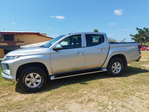 Mitsubishi L200 2.4 Cabina Doble 4x2 Mt