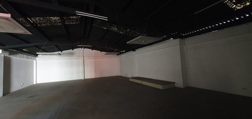 Imagen 1 de 9 de Edificio Comercial En 3 Niveles, Ubicado A 1 Cuadra De Calza