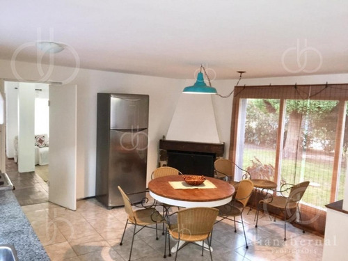 Punta Del Este, Playa Mansa , Chalet De 4 Dormitorios , 2 Suites.- Ref: 53975