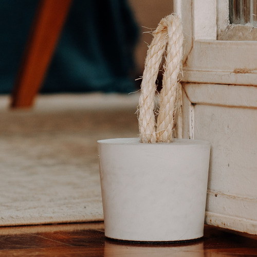 Peso De Porta Artesanal Concreto Com Alça Em Sisal Redondo Acabamento Fosco Cor Cinza Com Faixa Decorativa Em Sisal