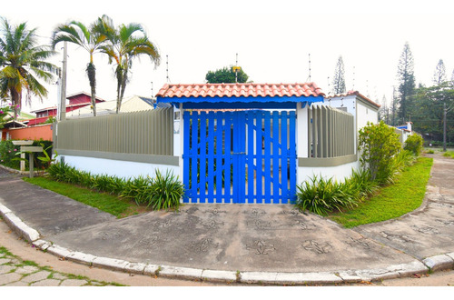 Casa Com Piscina À Venda Na Deslumbrante Praia De Peruíbe.