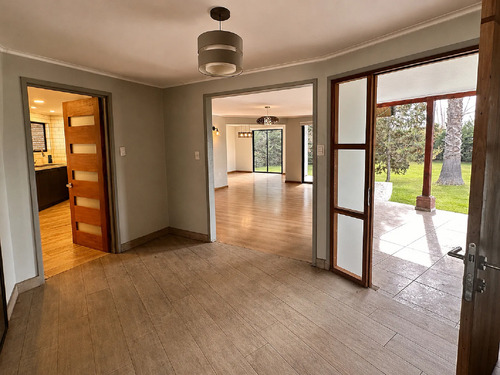 Parcela Con Casa, Piscina/ Quincho, Frente A Parque Y Laguna