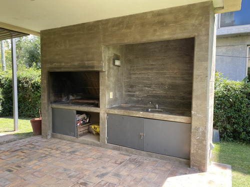 Casa De 3 Dormitorios En Venta Con Parrillero -aldea Fisherton