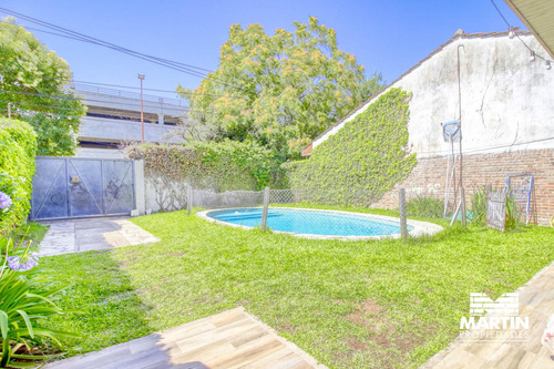 Casa En Venta En Martinez 4 Ambientes Uno En Suite, Jardín Con Pileta, Cochera X 2.