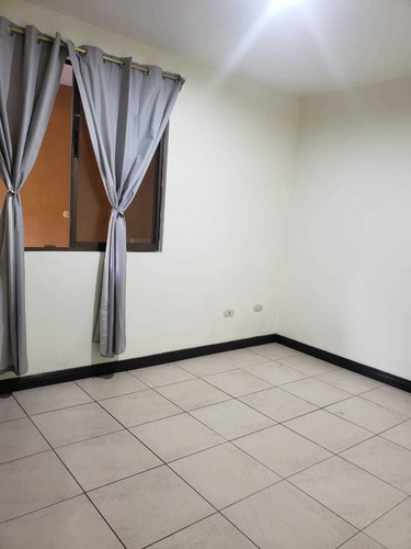 Imagen 7 de 14 de ¡ Amplia ! Casa Con Patio En Sabanilla