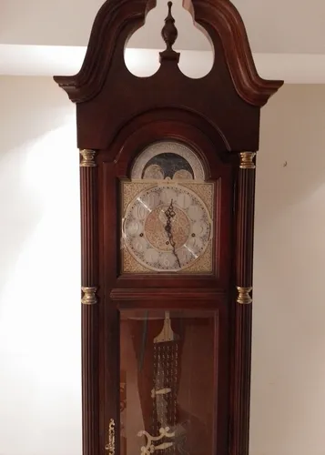 Reloj De Pie Howard Miller (Usado)