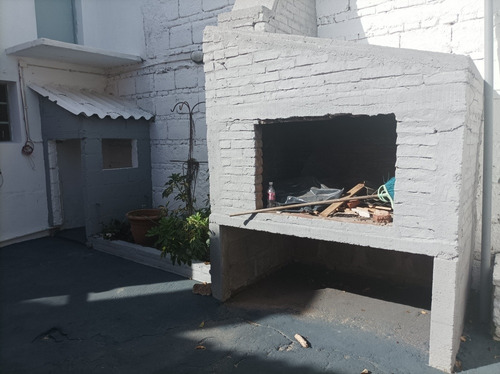 Casa En Dos Plantas Con Parrillero Y Salon Comercial , Acepta Banco , Planos .
