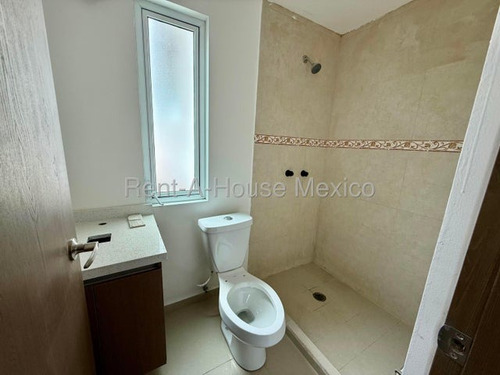 Santa Rosa Jauregui - Casa, Cuarto De Servicio, Sala De Tv, 3 Recámaras. Venta