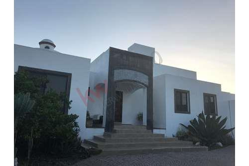 Casa En Venta En Avenida La Rica Una Sola Planta Amplio Jardin Y Alberca !!!!!