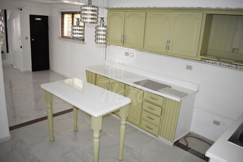 Casa De 2 Niveles En Venta, Ubicada En El Paraíso, Santiago (hfc-234)