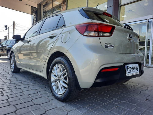 Imagen 9 de 24 de Kia Rio Ex 1.6 Nafta 5 Puertas Mt Ad553 Free