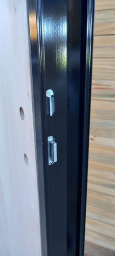 Imagen 6 de 7 de Puerta Placa Pino 0,80x2,00 Mts Marco Aluminio 7,5 Cm Ancho