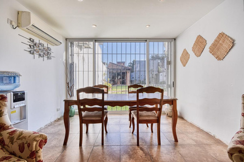 Imagen 10 de 30 de Impecable Casa En Venta Con 4 Dormitorios Mas Dependencia! Jardin Pileta Y Parrilla!