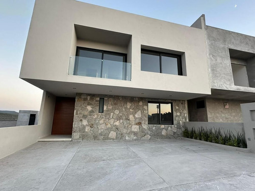 Se Vende Hermosa Residencia Con Diseño De Autor En Lomas De Juriquilla