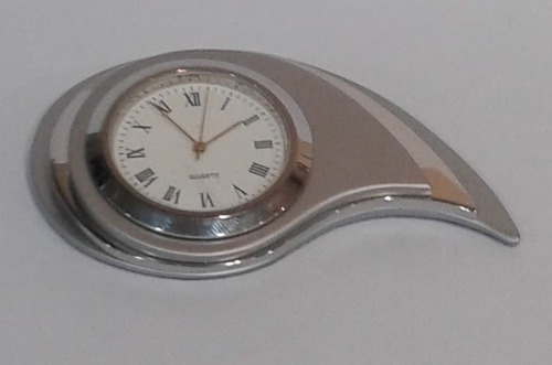 Reloj  Escritorio Con Base Metal Cromado Silver 8 X 5 Cm