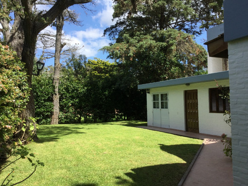 Excelente Casa Zona Golf, 3 Dormitorios 3 Baños Cochera Quincho Cerrado Parrilla Hermoso Parque