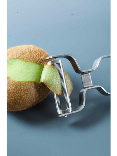 Imagen 2 de 4 de Pelador De Acero Inoxidable - Killer Peeler Serrated Svim