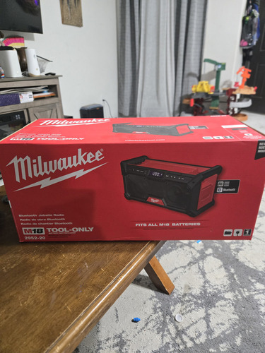 Radio De Trabajo M18 Inalámbrico M18 Bluetooth Milwaukee Color Rojo